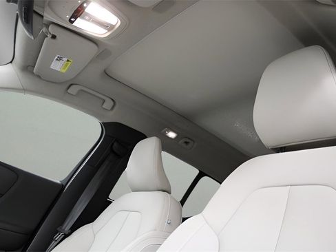 Certified 2025 Volvo XC40 B5 Plus w/ Protection Package Premier image 32