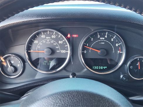 Used 2017 Jeep Wrangler Rubicon w/ Power Convenience Group image 10