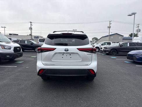 Used 2023 Toyota Highlander XLE AWD/4WD image 5