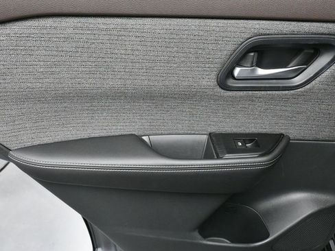 Used 2021 Nissan Rogue SV image 14