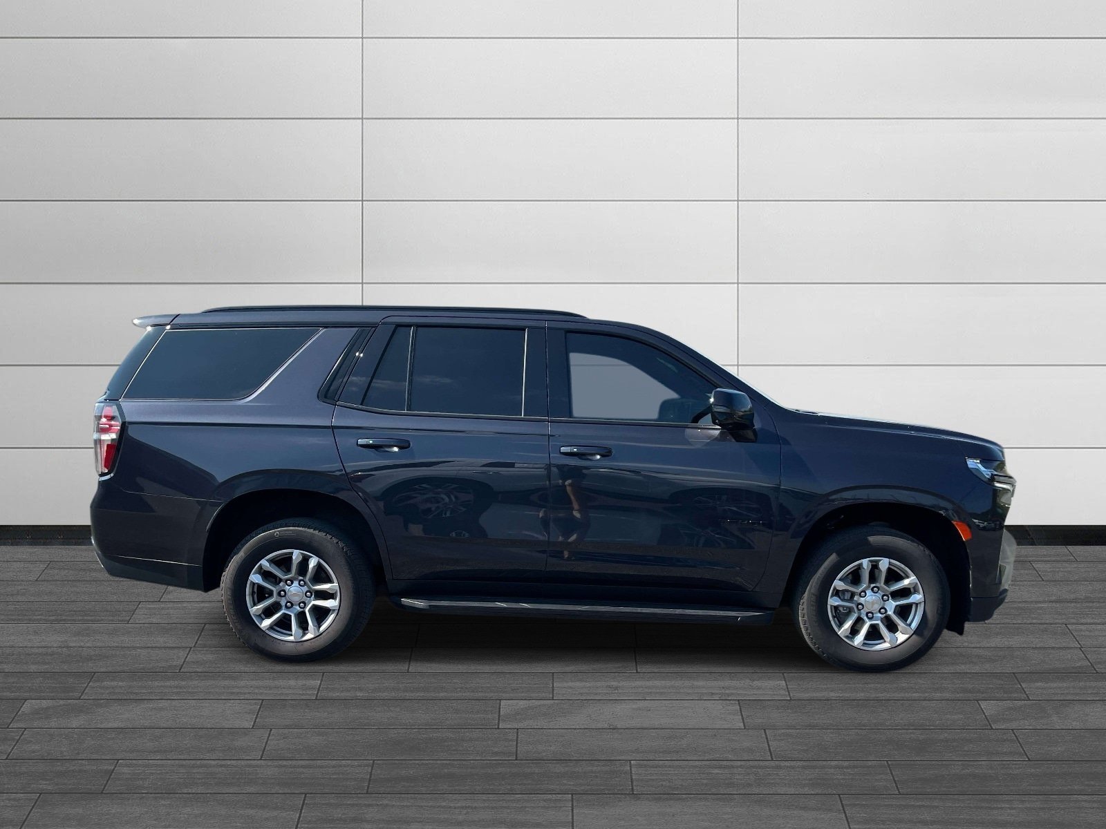 Used 2022 Chevrolet Tahoe RST w/ Luxury Package AWD/4WD image 2