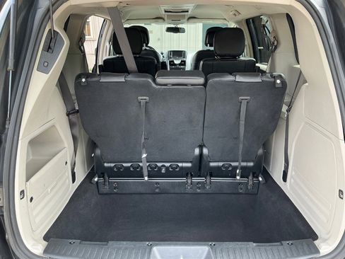 Used 2016 Chrysler Town & Country Touring image 14