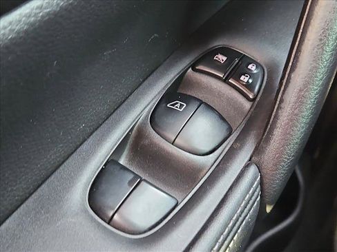 Used 2019 Nissan Rogue S FWD image 11