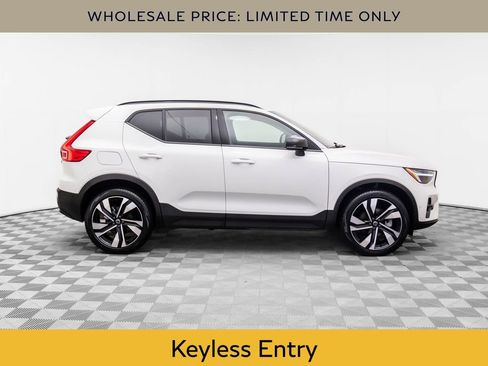 Used 2025 Volvo XC40 B5 Plus image 6