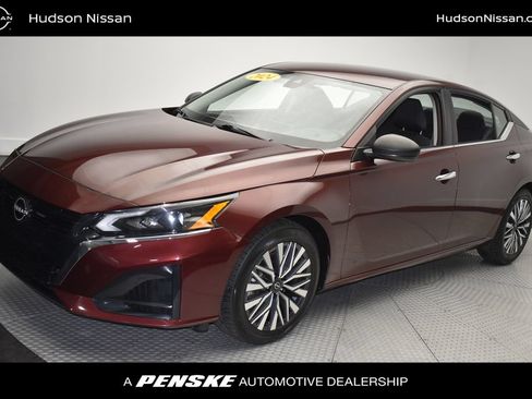 Used 2024 Nissan Altima 2.5 SV FWD image 1
