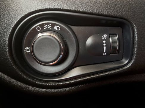 Used 2023 Jeep Renegade Latitude AWD/4WD image 18