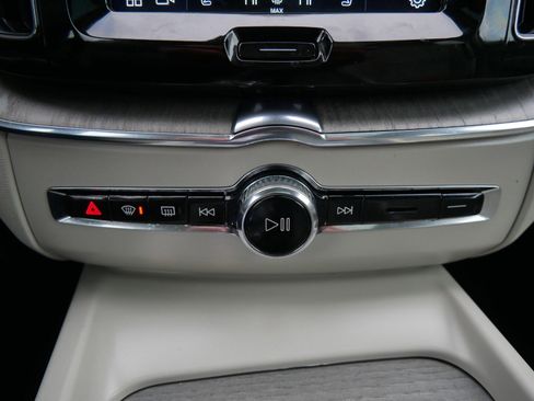 Certified 2023 Volvo XC60 B6 Ultimate w/ Climate Package image 20