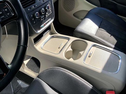 Used 2019 Dodge Grand Caravan SXT FWD image 16