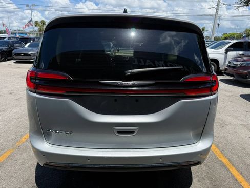 Used 2023 Chrysler Pacifica Touring-L FWD image 6
