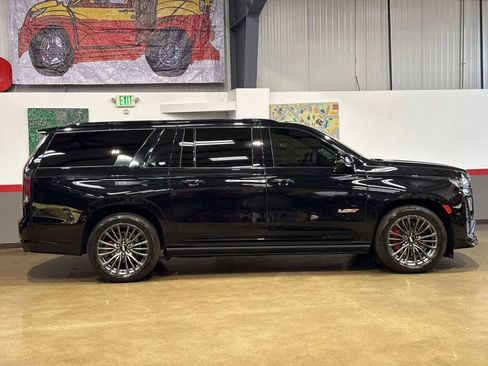 Used 2023 Cadillac Escalade ESV V AWD/4WD image 3