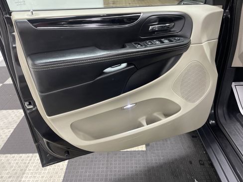 Used 2019 Dodge Grand Caravan SXT image 10