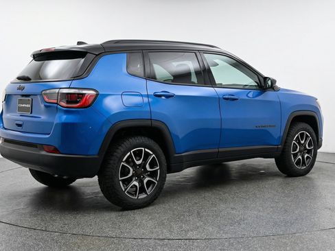 Used 2025 Jeep Compass Trailhawk image 9
