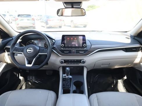 Used 2025 Nissan Altima 2.5 SV FWD image 12