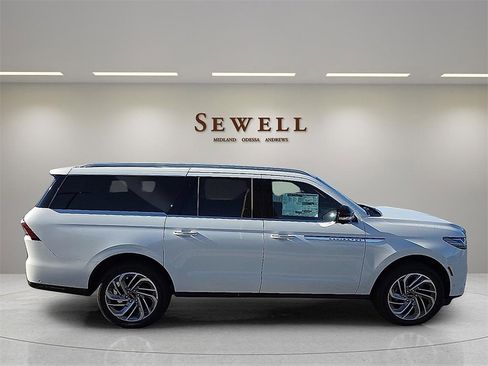 New 2025 Lincoln Navigator L Reserve image 5