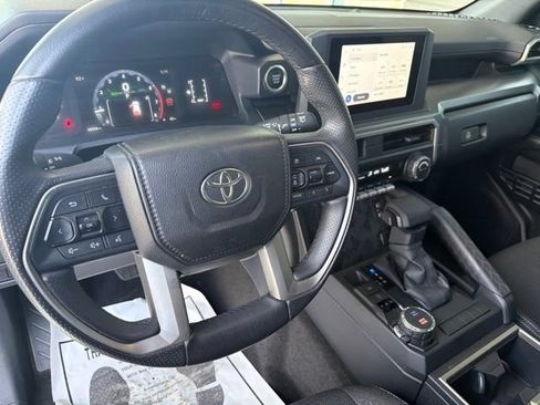 Used 2025 Toyota 4Runner SR5 AWD/4WD image 28