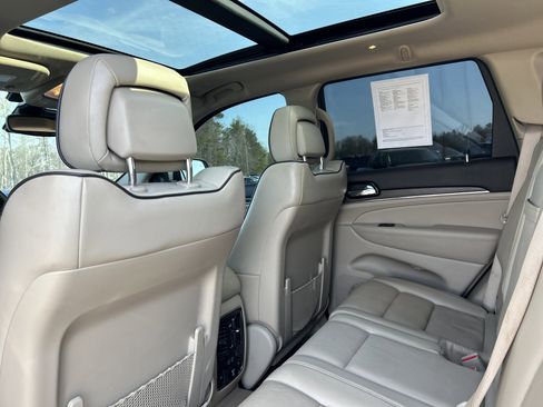 Used 2020 Jeep Grand Cherokee Overland AWD/4WD image 13