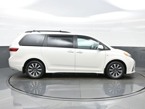 Used 2018 Toyota Sienna XLE w/ XLE Navigation Package image 7