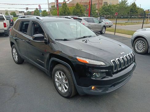 Used 2018 Jeep Cherokee Latitude w/ Cold Weather Group AWD/4WD image 3