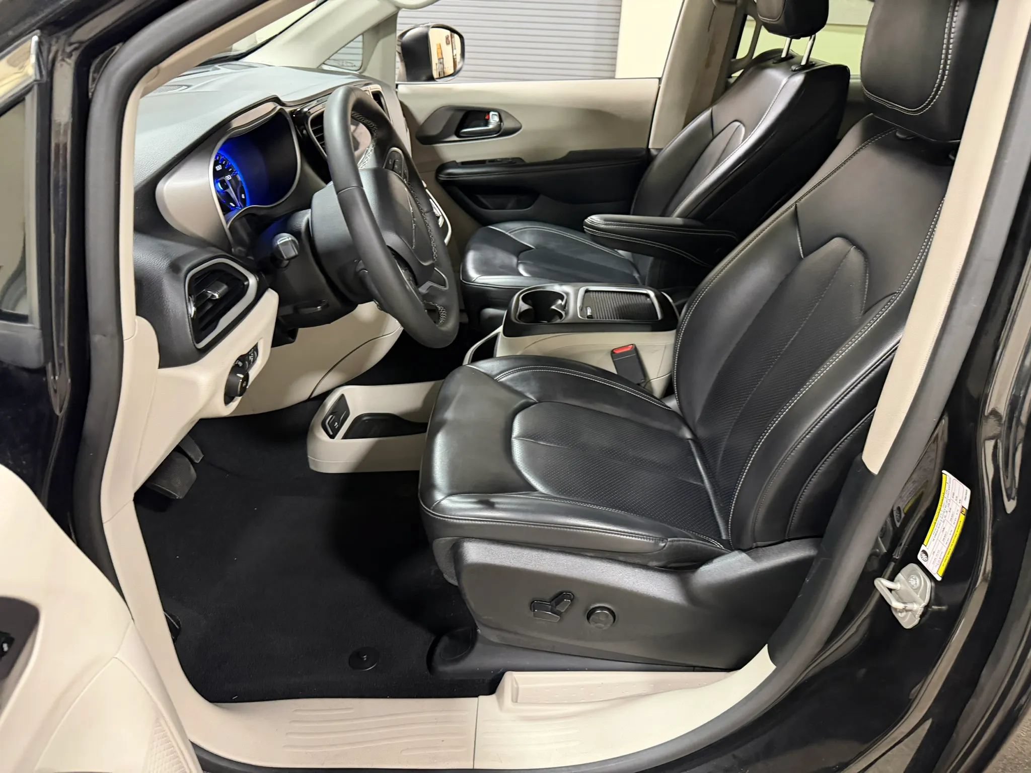 Used 2023 Chrysler Pacifica Touring-L FWD image 41