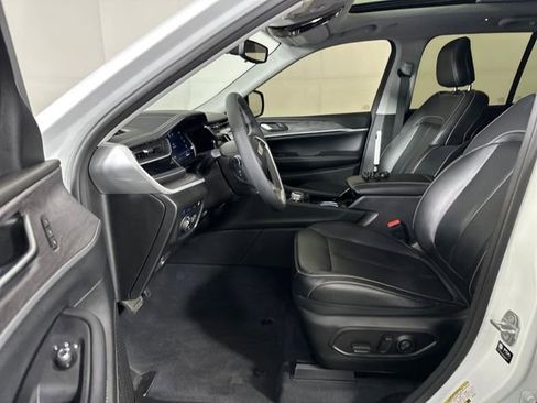 Used 2023 Jeep Grand Cherokee 4WD 4xe image 11