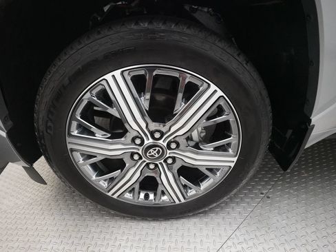 Used 2025 Toyota Sequoia Capstone AWD/4WD image 27