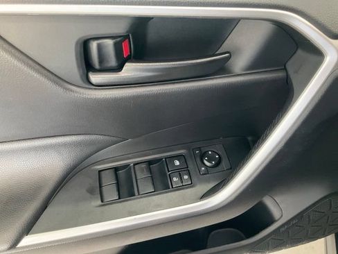 Used 2021 Toyota RAV4 LE FWD image 5