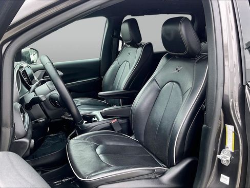 Used 2018 Chrysler Pacifica Limited w/ S Appearance Package FWD image 7