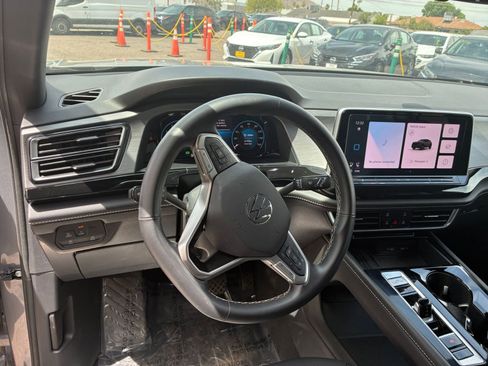 Used 2025 Volkswagen Atlas Cross Sport SE FWD image 34