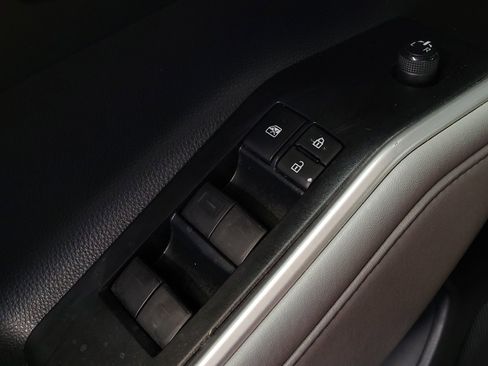 Used 2021 Toyota Highlander LE FWD image 27