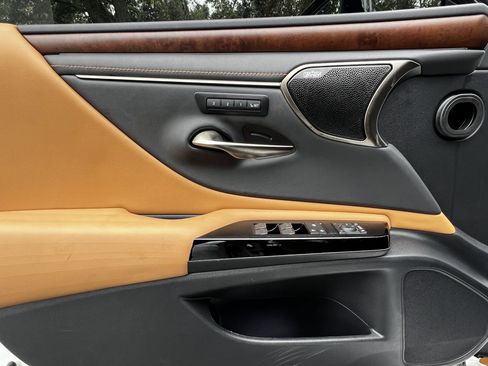 Used 2022 Lexus ES 300h Ultra Luxury image 14