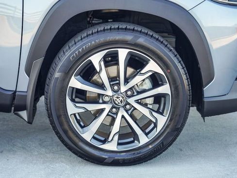 Used 2022 Toyota Corolla Cross XLE image 12