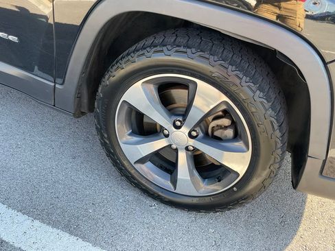 Used 2019 Jeep Cherokee Limited FWD image 9