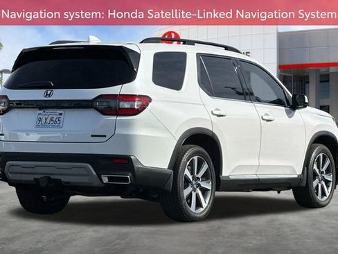 Used 2025 Honda Pilot Touring image 4
