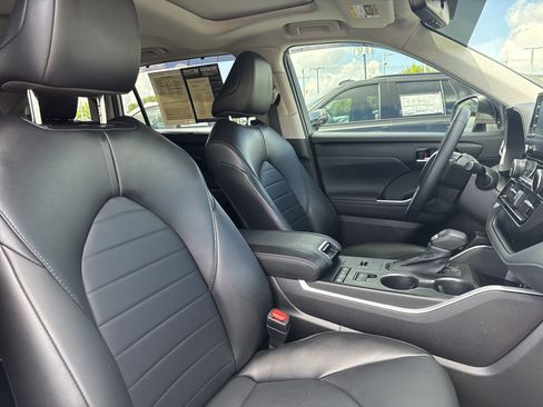 Used 2022 Toyota Highlander XLE FWD image 14