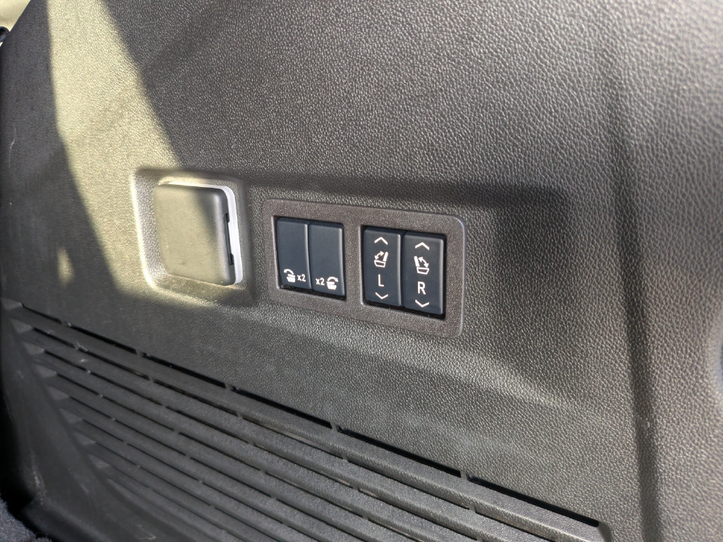 Used 2024 Chevrolet Tahoe High Country AWD/4WD image 12