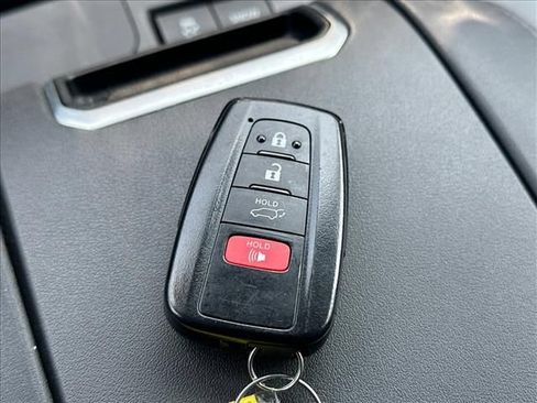 Used 2021 Toyota Highlander XLE FWD image 33