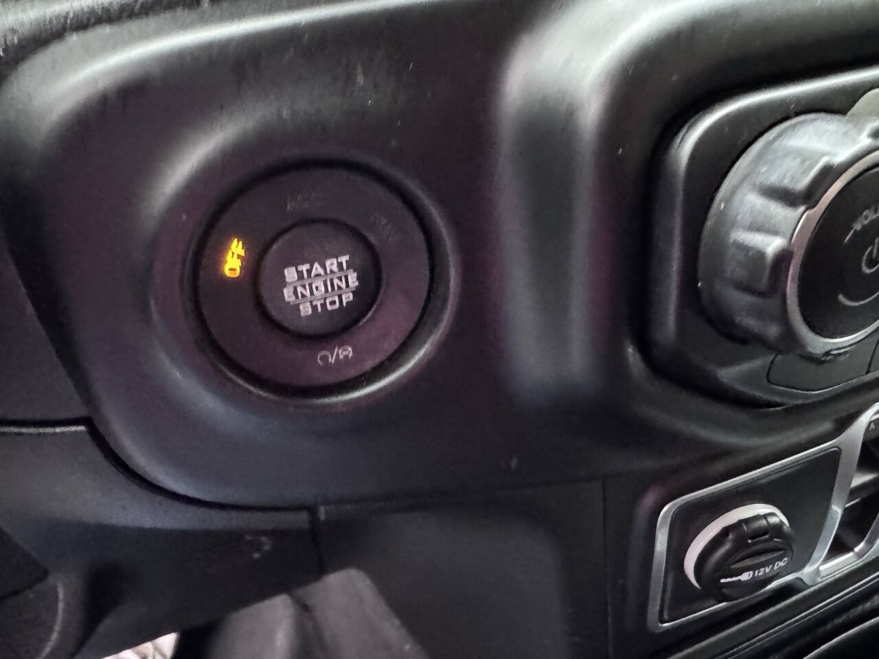 Used 2018 Jeep Wrangler Unlimited Sahara w/ Cold Weather Group AWD/4WD image 14