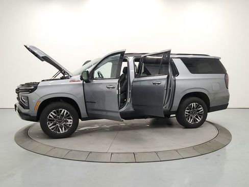 Used 2025 Chevrolet Suburban Z71 AWD/4WD image 12
