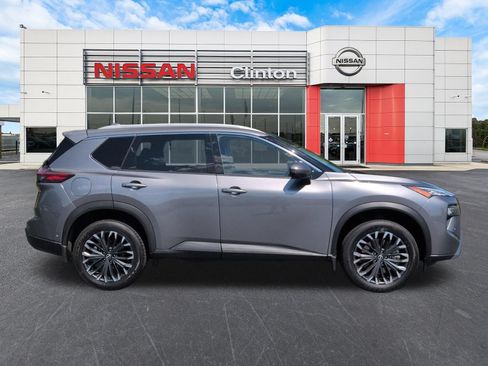 Used 2025 Nissan Rogue SL w/ Tech Package AWD/4WD image 2