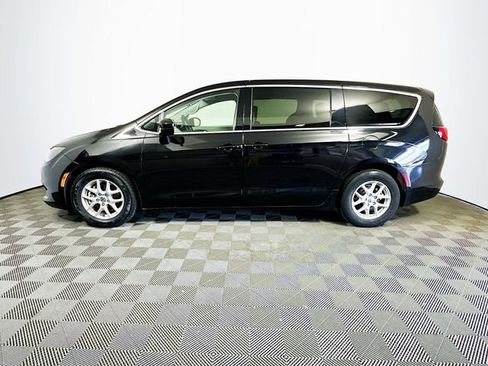 Used 2022 Chrysler Voyager LX FWD image 5