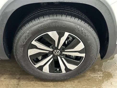 Certified 2025 Volkswagen Atlas SE image 5