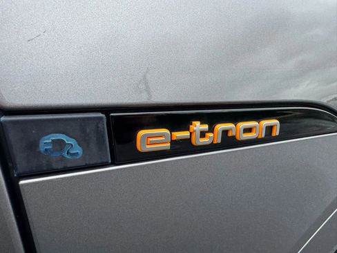 Used 2022 Audi e-tron Premium Plus w/ Premium Plus Package image 12