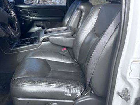 Used 2004 Chevrolet Silverado 2500 LT w/ Heavy-Duty Power Package AWD/4WD image 3
