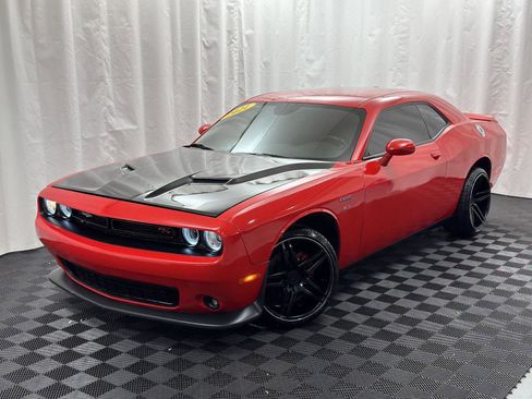 Used 2021 Dodge Challenger SXT image 2