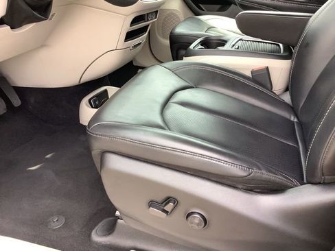 Used 2023 Chrysler Pacifica Touring-L image 16