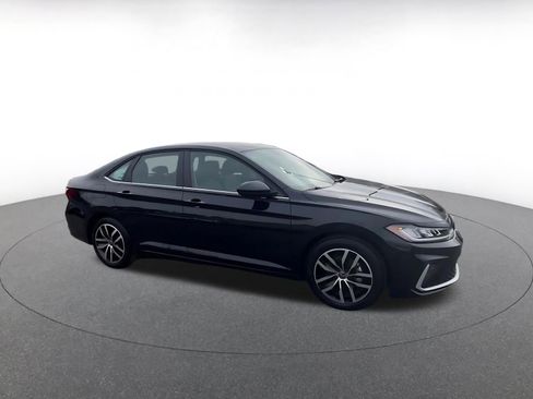 Used 2025 Volkswagen Jetta SE image 2