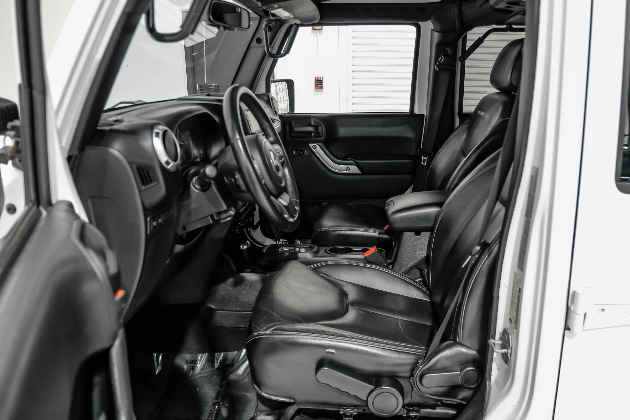 Used 2015 Jeep Wrangler Unlimited Rubicon w/ Connectivity Group AWD/4WD image 18