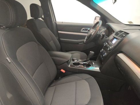 Used 2017 Ford Explorer XLT image 21