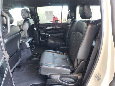 Used 2022 Jeep Wagoneer Series III AWD/4WD image 17