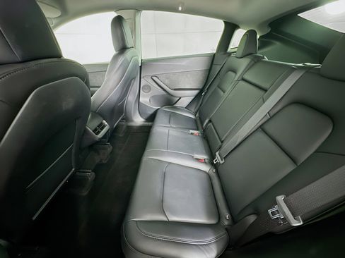 Used 2022 Tesla Model Y Long Range image 27